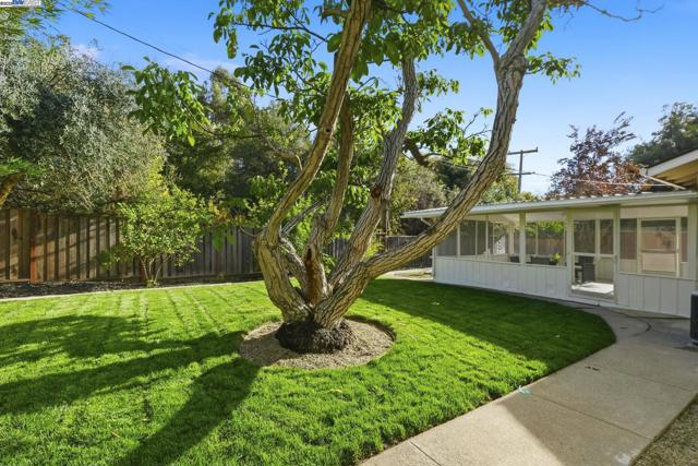 42293 Camino Santa Barbara, Fremont CA: https://media.crmls.org/mediaz/b1f04e1c-1c2a-4a75-b467-5f08a533471a.jpg