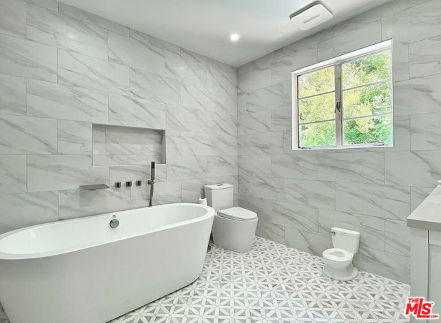 4108 Valley Vista Court, Sherman Oaks CA: https://media.crmls.org/mediaz/b1f055ed-1ccd-48fb-9bfe-871e3768d07b.jpg