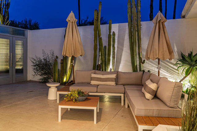 26 Lakeview Circle, Palm Springs CA: https://media.crmls.org/mediaz/b1f09af2-d377-4078-b6d3-b331f8c22953.jpg