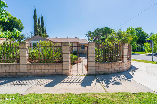 6120 Zelzah Avenue, Encino CA: https://media.crmls.org/mediaz/b1f0d45e-774d-4c34-ac10-7eff125e7039.jpg