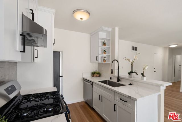 3640 Cardiff Avenue, Los Angeles CA: https://media.crmls.org/mediaz/b1f135cf-15d7-4399-afdf-196652838093.jpg