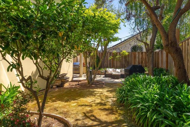 17666 Winding Creek Road, Salinas CA: https://media.crmls.org/mediaz/b1f1e461-75dc-4b6b-8b77-66e7183f83c4.jpg