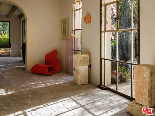 9606 Heather Road, Beverly Hills CA: https://media.crmls.org/mediaz/b1f29e42-8e82-4592-8d47-d5261ea8ea41.jpg
