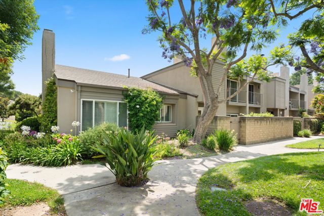 28 Village, Santa Monica CA: https://media.crmls.org/mediaz/b1f2d264-9c13-486c-872c-40145d0735df.jpg