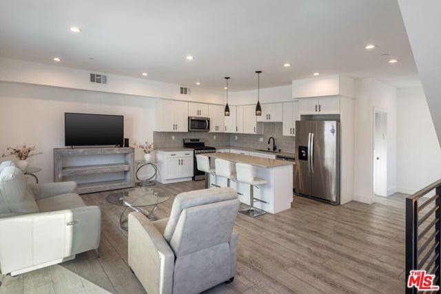 13822 Oxnard Street photo 12
