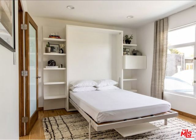 512 Brooks Avenue, Venice CA: https://media.crmls.org/mediaz/b1f42087-6771-4eb9-8db3-7e425dd77a21.jpg