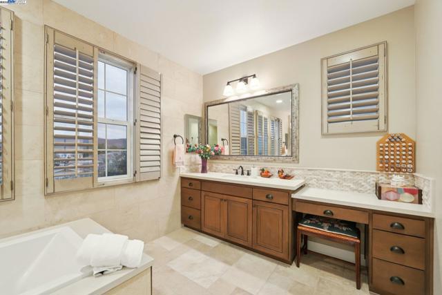 3885 Highpointe Ct, Dublin CA: https://media.crmls.org/mediaz/b1f482f7-12f9-4ec9-9ebb-ea3266844260.jpg