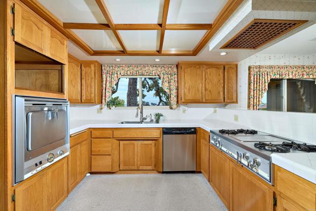 Detail Gallery Image 25 of 66 For 3190 Falcon Dr, Carlsbad,  CA 92008 - 5 Beds | 3 Baths