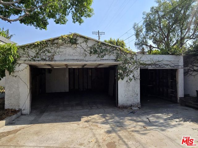 143 S Highland Avenue, Los Angeles CA: https://media.crmls.org/mediaz/b1f57380-80fc-460f-beed-6c9720b0c1cc.jpg
