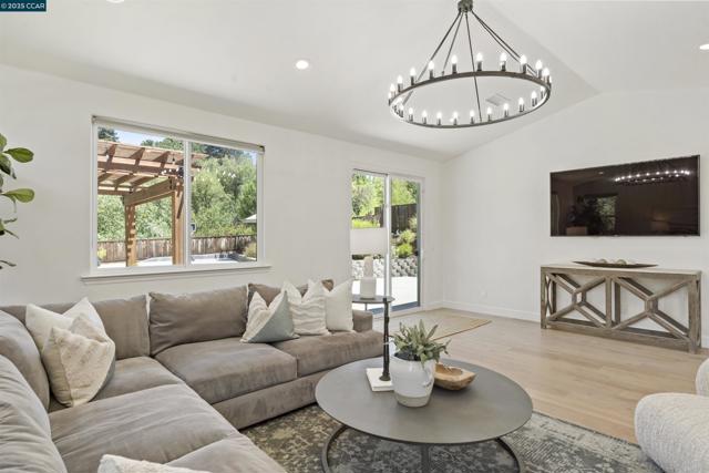 273 Valle Vista Dr, Danville CA: https://media.crmls.org/mediaz/b1f5e4a5-0d9f-4225-a88a-640d326fc7fd.jpg