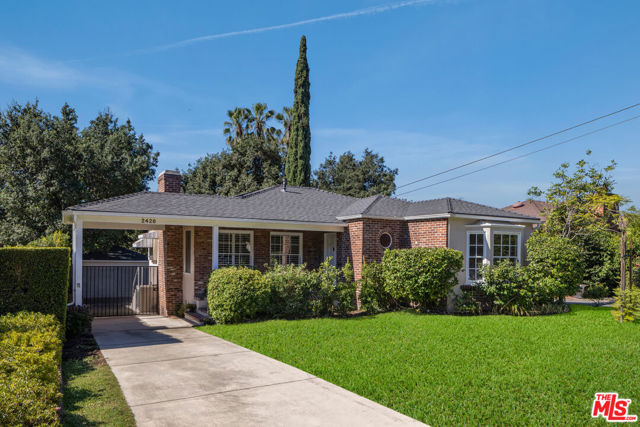 2426 New York Drive, Altadena CA: https://media.crmls.org/mediaz/b1f5f973-07a8-4cd5-8d44-7a05fb00512b.jpg