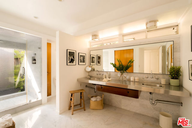 2246 Chelan Place, Los Angeles CA: https://media.crmls.org/mediaz/b1f6bb15-cfe7-4777-8782-13fdaa81a1cf.jpg