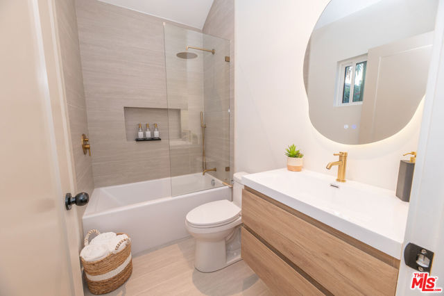 5325 S Victoria Avenue, Los Angeles CA: https://media.crmls.org/mediaz/b1f7bce6-24a6-4c33-9c68-83ec59ef358e.jpg