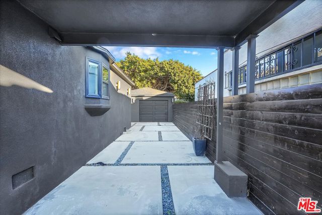 4122 S Bronson Avenue, Los Angeles CA: https://media.crmls.org/mediaz/b1f7ce05-ecb1-4c80-93ae-8a86bc299dad.jpg