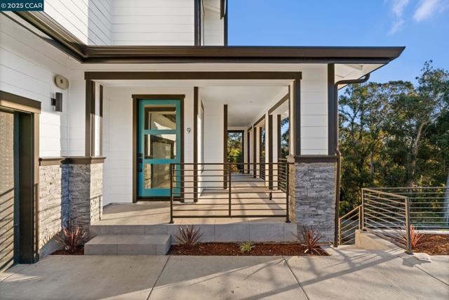 9 Turner Ct, Oakland CA: https://media.crmls.org/mediaz/b1f80323-4d8f-49d8-8409-e3739b449d7a.jpg