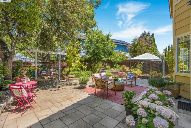 5373 Shamrock Cmn, Fremont CA: https://media.crmls.org/mediaz/b1f86c51-72d2-4e3d-a147-8dbb35906a21.jpg