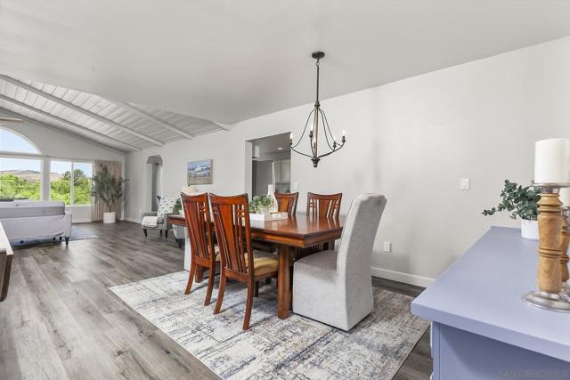 5188 Weymouth Way, Oceanside CA: https://media.crmls.org/mediaz/b1f88c16-b5ed-4231-97d7-31739b424d59.jpg