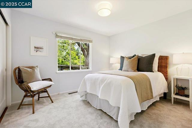 32 California Ave, Orinda CA: https://media.crmls.org/mediaz/b1f89b8b-642c-4d56-b7a7-ac3a00358041.jpg
