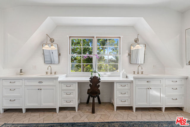 233 S Saltair Avenue, Los Angeles CA: https://media.crmls.org/mediaz/b1f8c046-4921-49d9-828d-b65f8d3b8caa.jpg