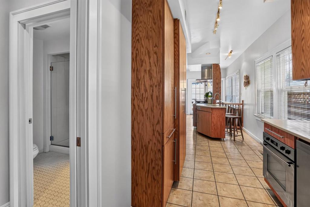 https://media.crmls.org/mediaz/b1fa1dd5-9642-4018-a70a-a05b4c55ff9b.jpg?preset=X-Large