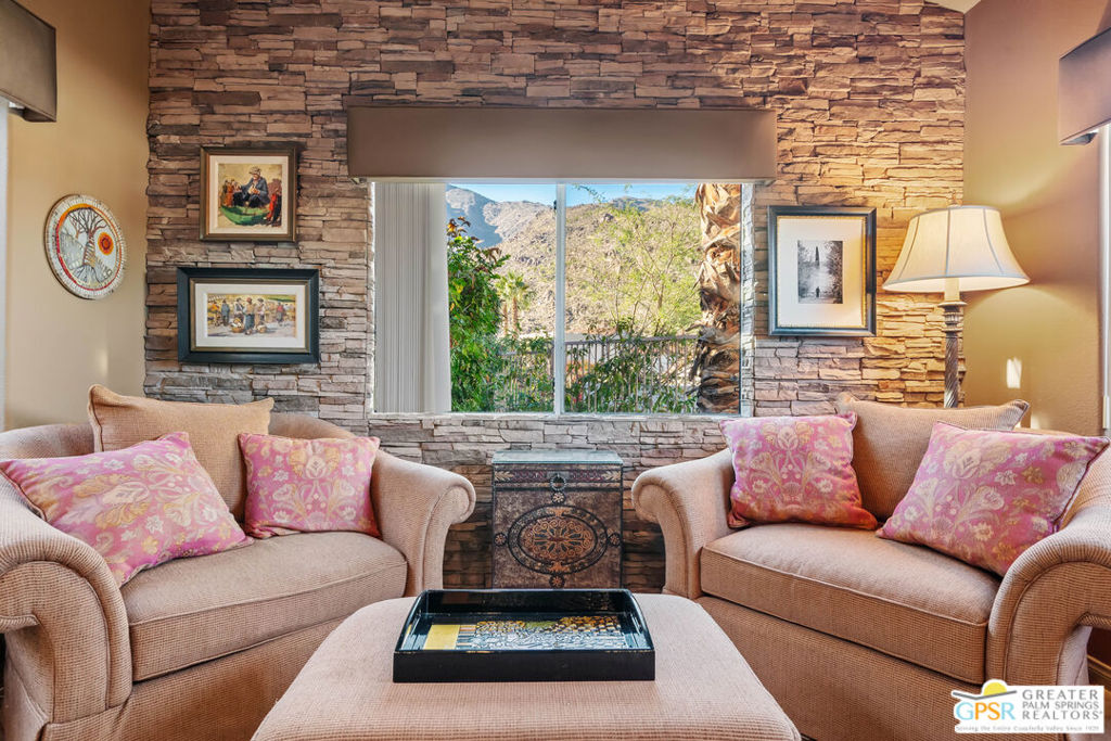 https://media.crmls.org/mediaz/b1fa3bab-8f14-481b-8a12-d692f8bbe047.jpg?preset=X-Large