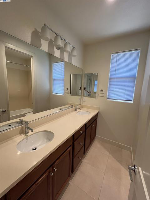 17659 Whisper Ln, Castro Valley CA: https://media.crmls.org/mediaz/b1fadda0-58e8-4070-bda2-eb6ee56a0fff.jpg