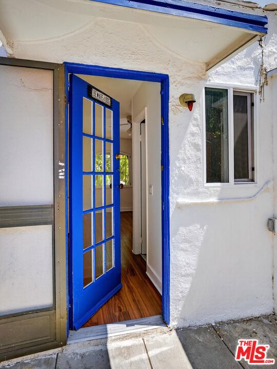 2565 Glen Green Street, Los Angeles CA: https://media.crmls.org/mediaz/b1fc0204-5c93-414d-83b9-8d9555dd89a0.jpg
