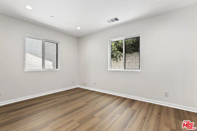 2700 S Palm Grove Avenue, Los Angeles CA: https://media.crmls.org/mediaz/b1fc16d9-652f-4d67-92c5-3ae3824b4f94.jpg