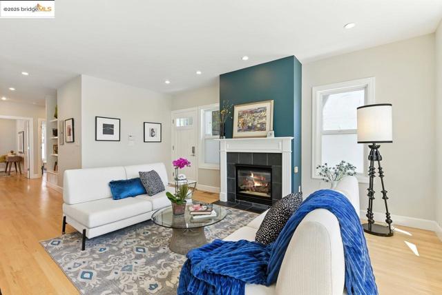280 Monterey Blvd., San Francisco CA: https://media.crmls.org/mediaz/b1fc630c-0d2f-426d-92b3-bb12d67ad612.jpg