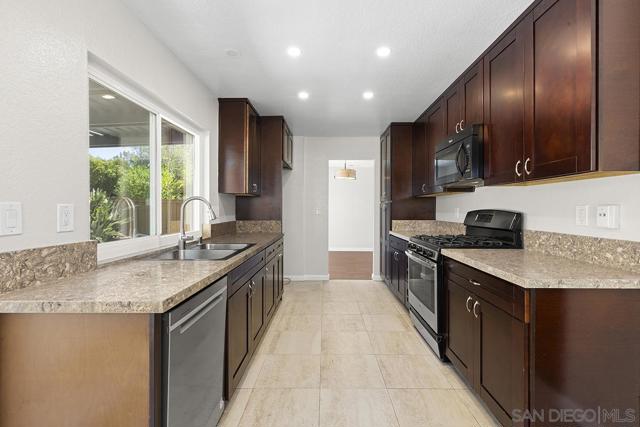 4041 Tynebourne Cir, San Diego CA: https://media.crmls.org/mediaz/b1fcc0ee-d020-4eba-9d4c-6d3147f4102b.jpg