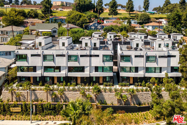 3851 N Riley Lane, Los Angeles CA: https://media.crmls.org/mediaz/b1fcf511-fd1c-4157-9f86-cb561d62811b.jpg