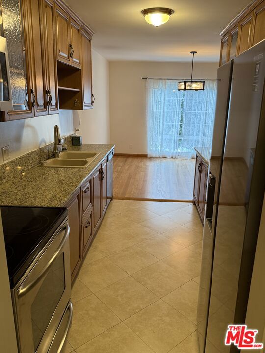 4647 Willis Avenue, Sherman Oaks CA: https://media.crmls.org/mediaz/b1fd7a9e-8910-4891-a6ca-2f2a39d7202e.jpg