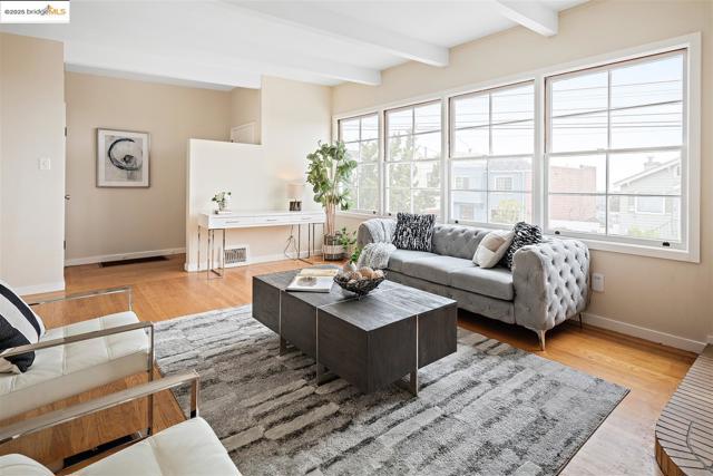 262 Byxbee St, San Francisco CA: https://media.crmls.org/mediaz/b1fdc08f-26e9-48cf-a258-a34ac5123235.jpg