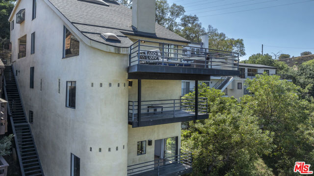 8581 Cole Crest Drive, Los Angeles CA: https://media.crmls.org/mediaz/b1fe179d-2693-4c3a-abe6-1366e59f74fd.jpg