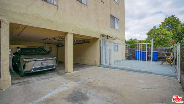 5342 Lexington Avenue, Los Angeles CA: https://media.crmls.org/mediaz/b1fef797-6659-44c8-af9f-66213033edce.jpg