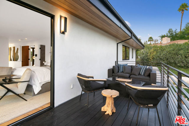 11428 Dona Lola Drive, Studio City CA: https://media.crmls.org/mediaz/b1ff568c-47d1-409d-b19b-43aaa023985e.jpg