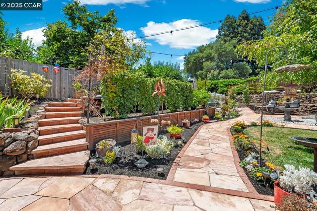 3121 Del Oceano Dr, Lafayette CA: https://media.crmls.org/mediaz/b1ffb09b-a467-4b2e-9f45-ee2f04f83fc1.jpg