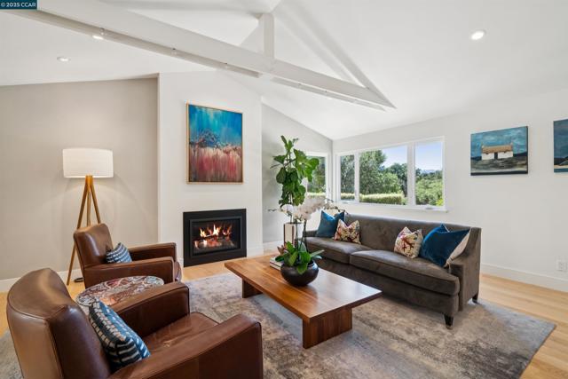 10 ICHABOD LANE, Orinda CA: https://media.crmls.org/mediaz/b1ffb948-cdf1-43b6-a5d6-c6247d3b2d1b.jpg