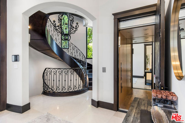 2175 Summitridge Drive, Beverly Hills CA: https://media.crmls.org/mediaz/b1ffe18c-ab01-49b4-8e88-b8fe110fbe5f.jpg