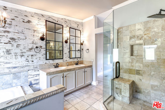 117 Navajo Lane, Topanga CA: https://media.crmls.org/mediaz/b200ac77-c1e0-4610-b4e9-01e129521fb9.jpg