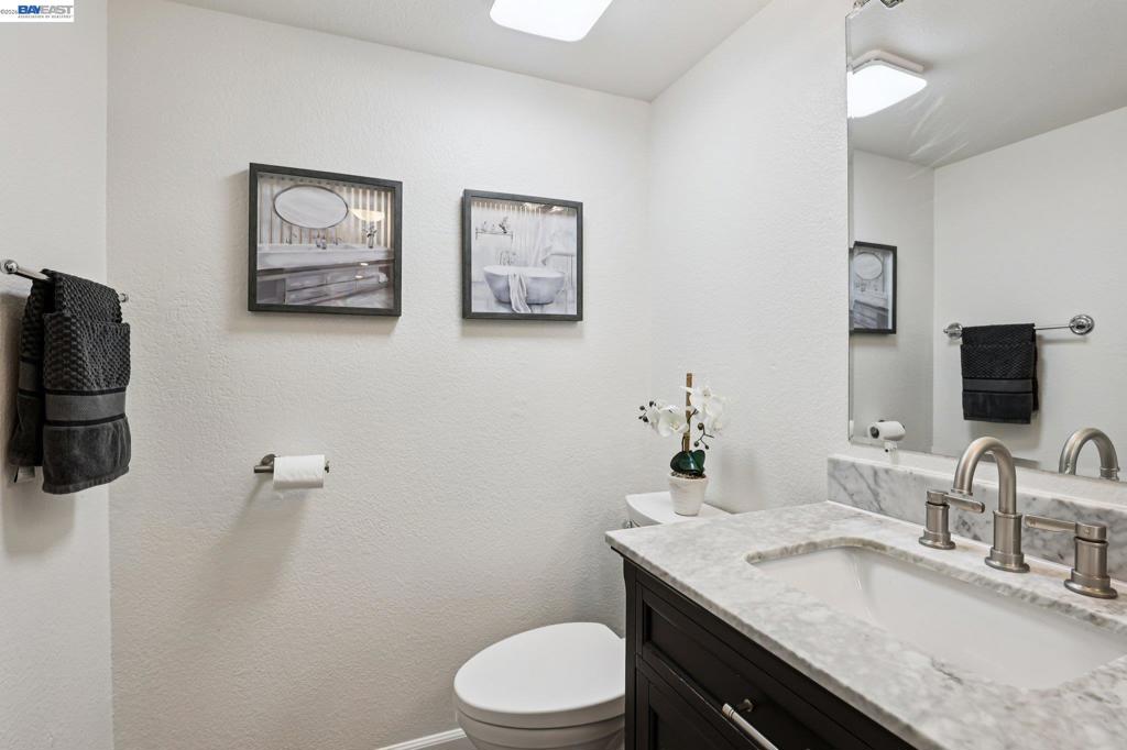 https://media.crmls.org/mediaz/b200acda-fedd-4fd3-bead-8eedb7099a66.jpg?preset=X-Large