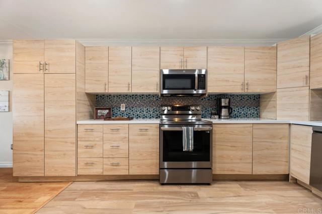 Detail Gallery Image 10 of 28 For 6960 Hyde Park Dr #4,  San Diego,  CA 92119 - 2 Beds | 2 Baths