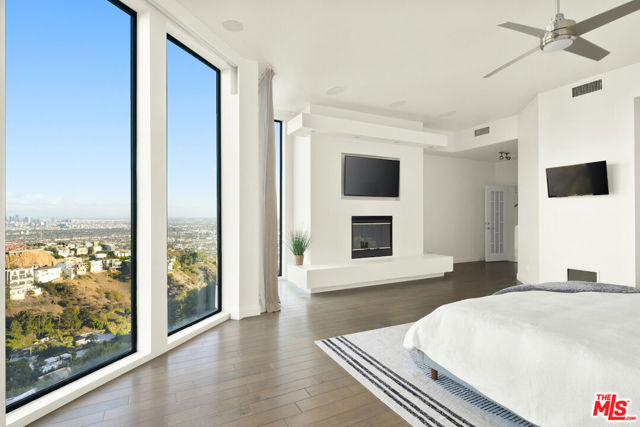 2231 Sunset Plaza Drive, Los Angeles CA: https://media.crmls.org/mediaz/b201b390-0a89-4e3e-8ad2-906cc2a2e084.jpg