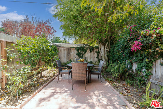 2404 Gates Avenue, Redondo Beach CA: https://media.crmls.org/mediaz/b2024e5d-549e-49b3-8510-242ba540eeaa.jpg
