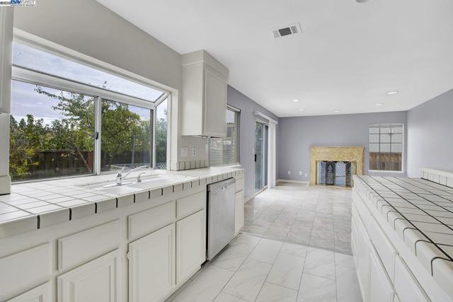 1618 Putnam St, Antioch CA: https://media.crmls.org/mediaz/b2027fb7-ba35-4374-a21f-6acd0aa64af8.jpg