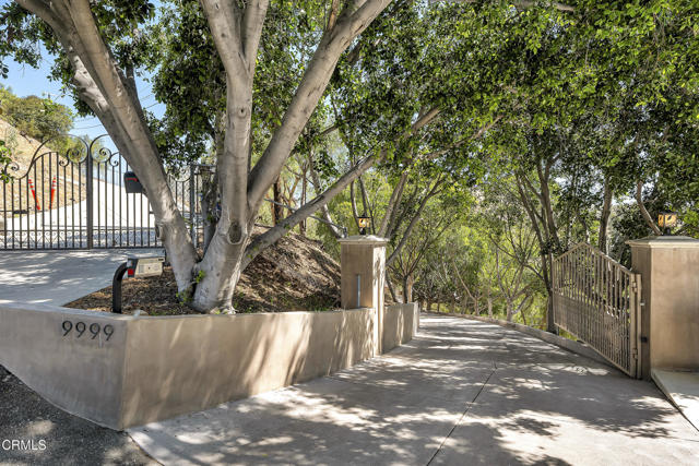 9999 Wornom Avenue, Sunland CA: https://media.crmls.org/mediaz/b203126a-c488-4da5-84ed-c03235119501.jpg
