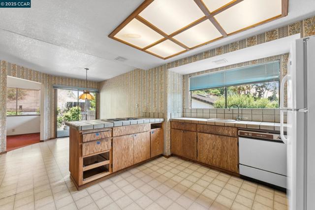 6201 Hillside Dr, El Sobrante CA: https://media.crmls.org/mediaz/b2047200-c588-43b6-b589-780d4262ddfe.jpg