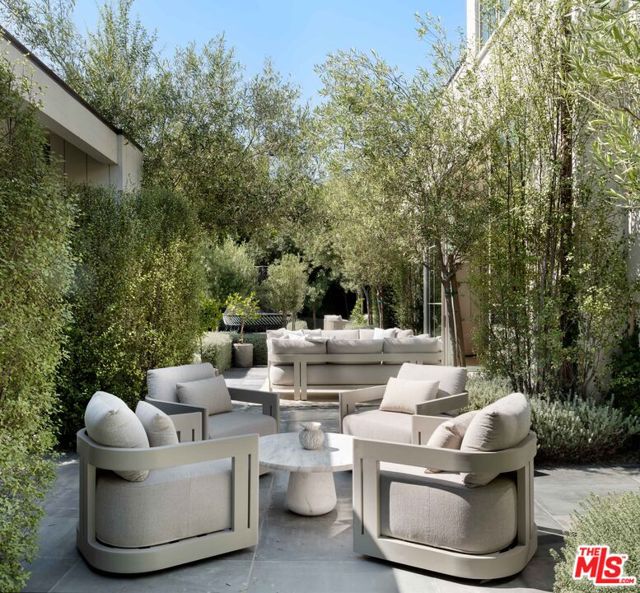 127 S Burlingame Avenue, Los Angeles CA: https://media.crmls.org/mediaz/b2051cf2-0824-469e-accb-2019e539da37.jpg