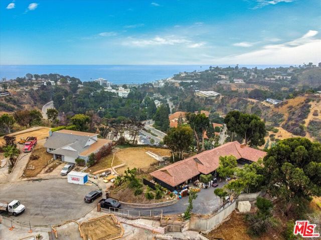 16959 Dulce Ynez Lane, Pacific Palisades CA: https://media.crmls.org/mediaz/b205504e-4161-4f0a-a7e7-b5a11609b00a.jpg