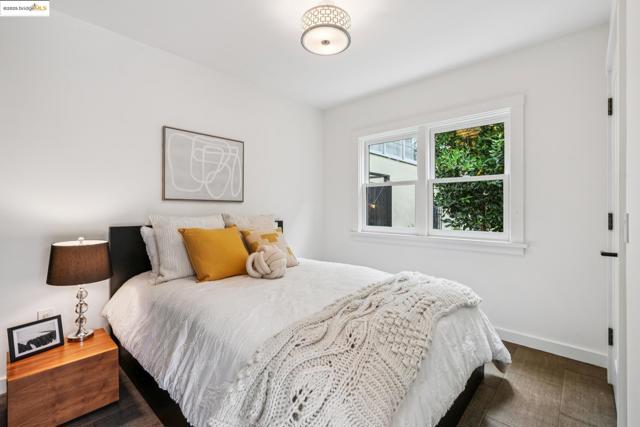 6232 Manoa St, Oakland CA: https://media.crmls.org/mediaz/b2061a13-1adf-4d02-85ec-dc035df71916.jpg
